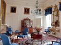 Speciálně tkaným damaškem čalouněný nábytek je umístěn na koberci z poloviny 18. století, mahagonové židle a pohovka v modrém salonu byly dodány Chippendalem v roce 1759. On také vytvořil knihovnu ze vzácného růžového dřeva. Skleněný lustr (Murano-glass) je původní a portréty jsou zapůjčeny od soukromého sběratele.